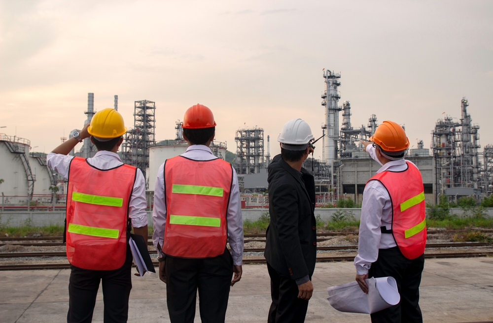 Oil,Gass,Industry,,team,Engineers,And,Technician,Discussing,A,Petrochemical